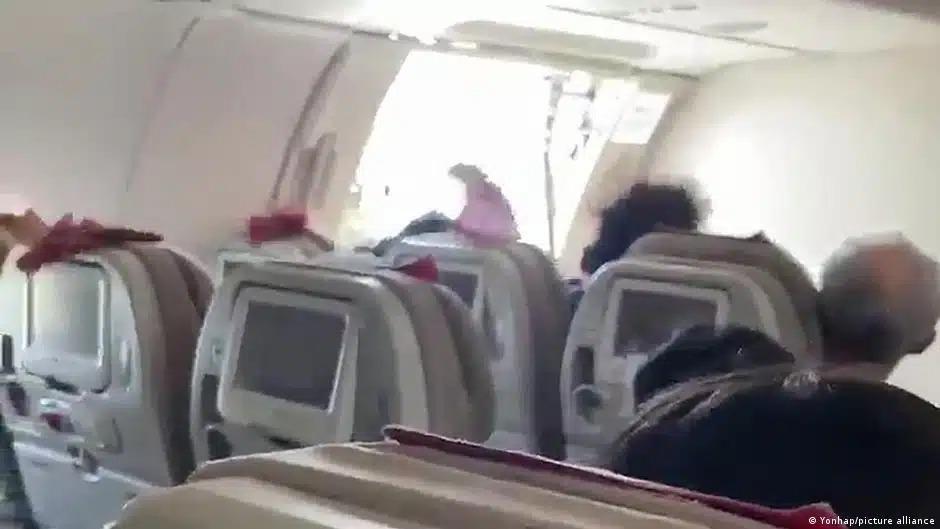 Un pasajero abre la puerta de un avión en pleno vuelo y esto sucedió