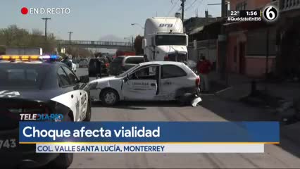 Aparatoso accidente afecta vialidad en la colonia Valle de Santa Lucía